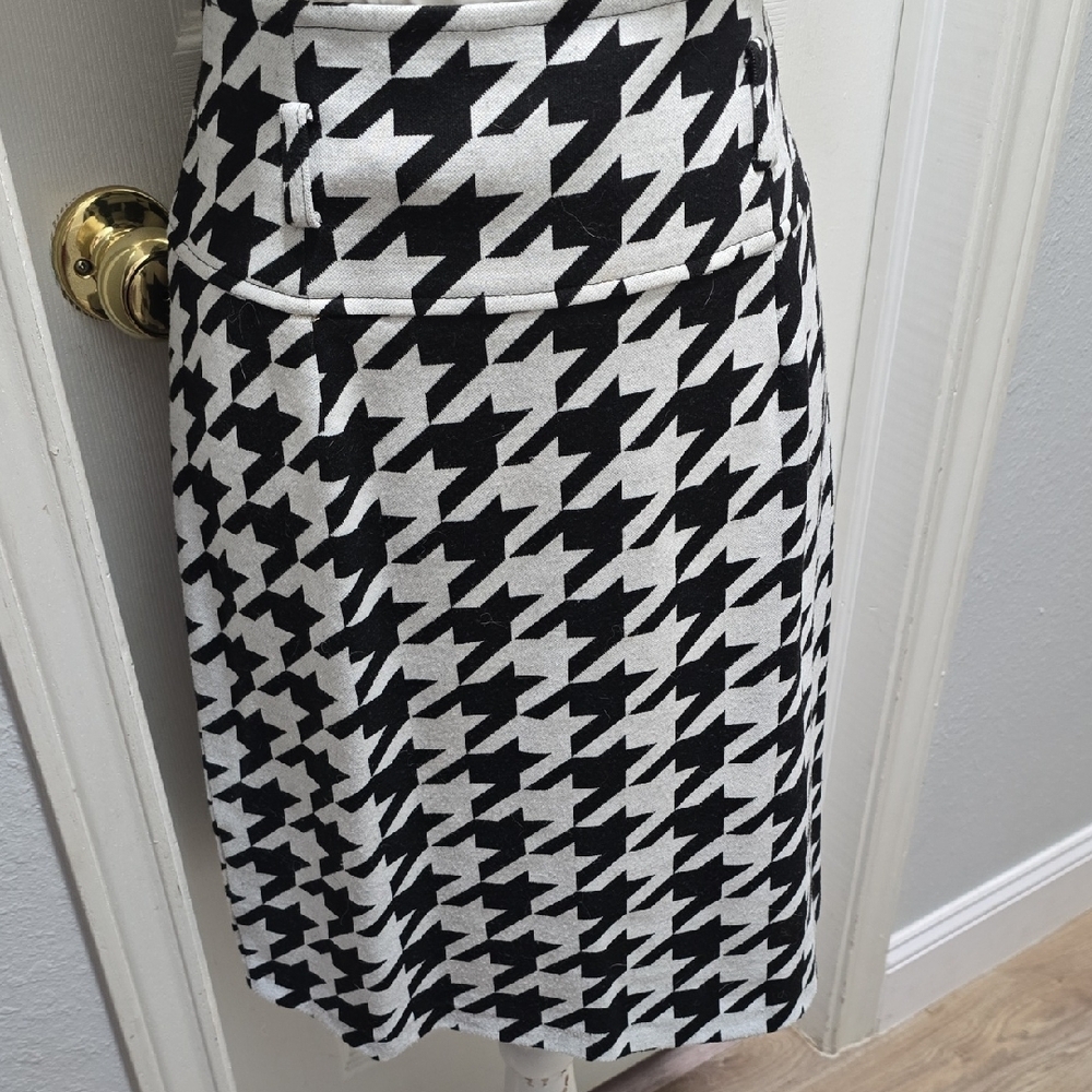 Classic Black and White Houndstooth Skirt, Size 8 - Picture 2 of 6